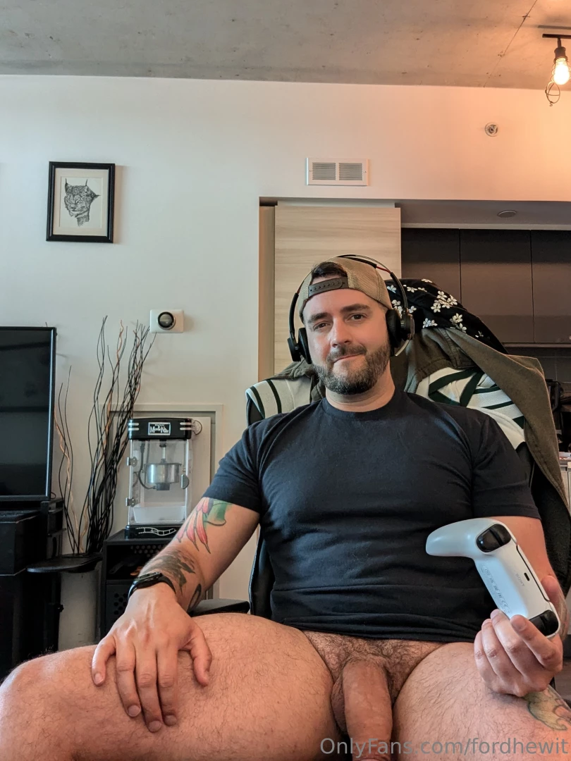 5 snaps of my hard cock while i m gayming part 2 