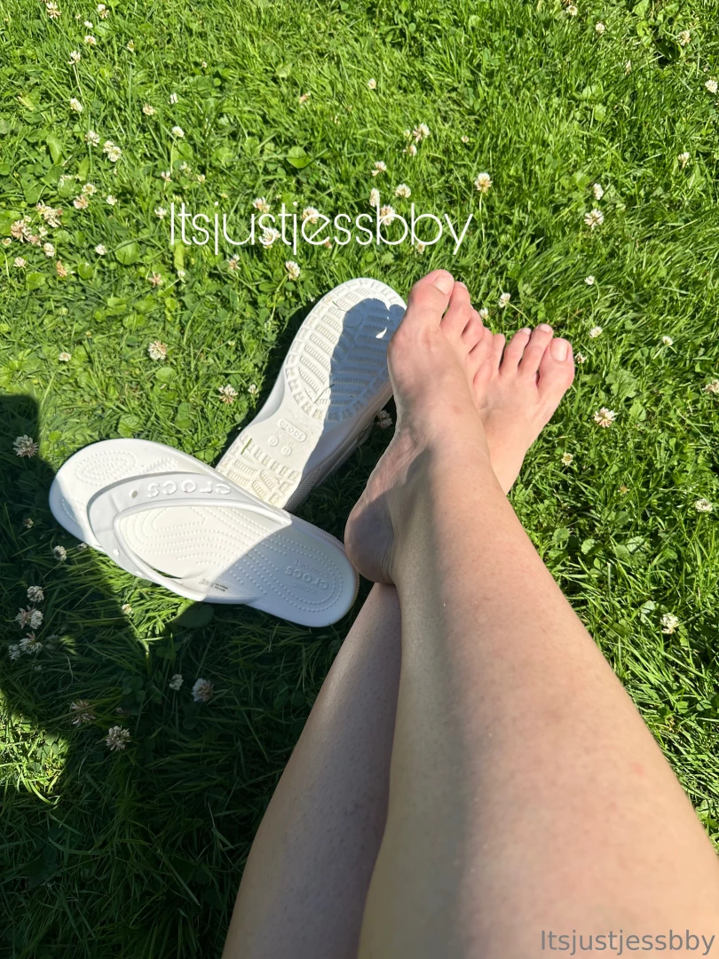 I love my natural toes i did my pedi outside in the yard this week i part 4 
