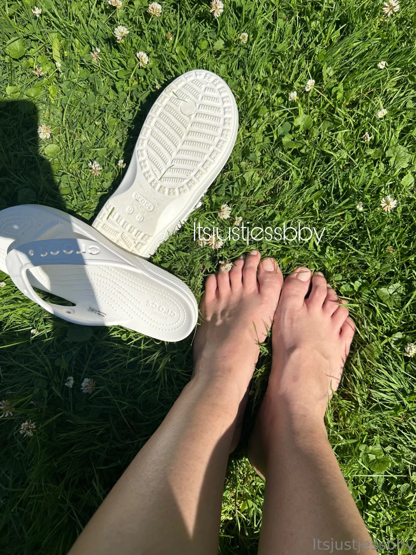I love my natural toes i did my pedi outside in the yard this week i part 1 
