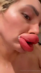 Vienna xtreme the queen of transformation world s biggest lips plastic