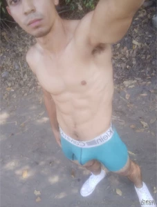 Hola me llamo siulestebitan me gusta caminar en boxer al aire libre
