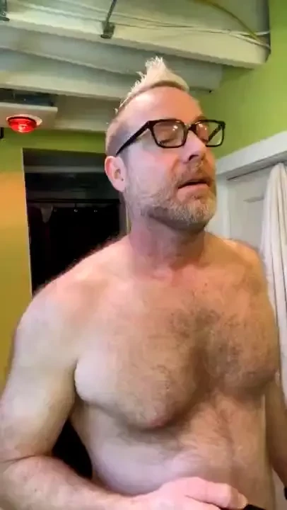 Stream started at 02 08 2024 04 08 pm i need to shave i need to trim 