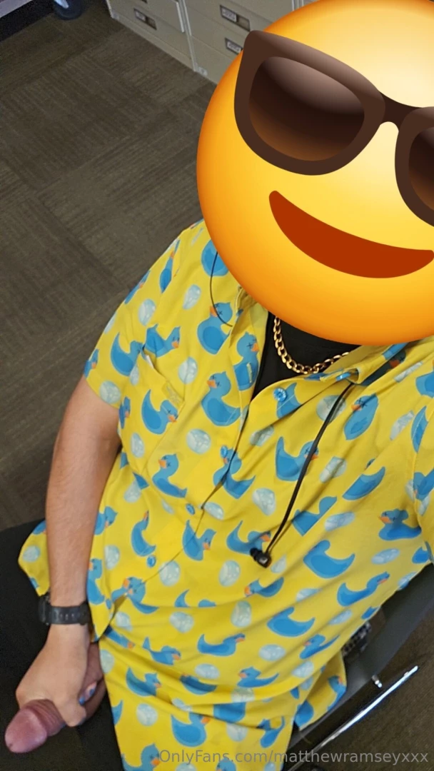 Took my cock out in the library to snap some dick pics again 