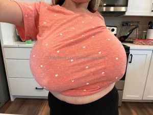 They just kinda sit how they want and stretch every shirt to its max