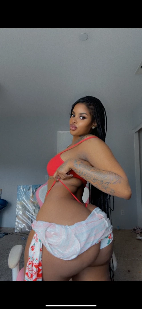 Kiss and hold my big ass to make me cum 