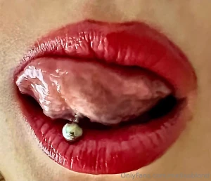 Cosa immagini ti farei con la mia bocca scrivimelo senza limiti nei