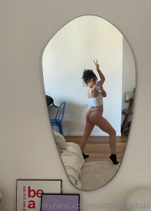 Alcuni si lamentano dei calzini bianchi allora tie calzini neri