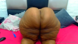 Clapping my giant ass the claps are so loud do you like how this big