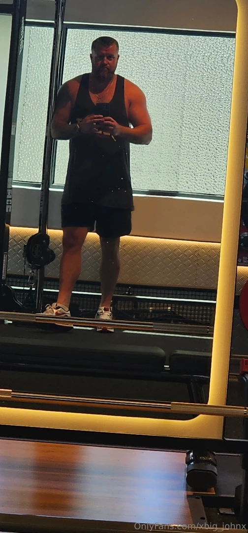 Another day another gym session starting to look leaner 