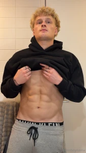 This body s made for pleasure and teasing let s keep this thing going