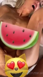 Imagine toi me bais dans mon petit cul en missionnaire je caresse mon