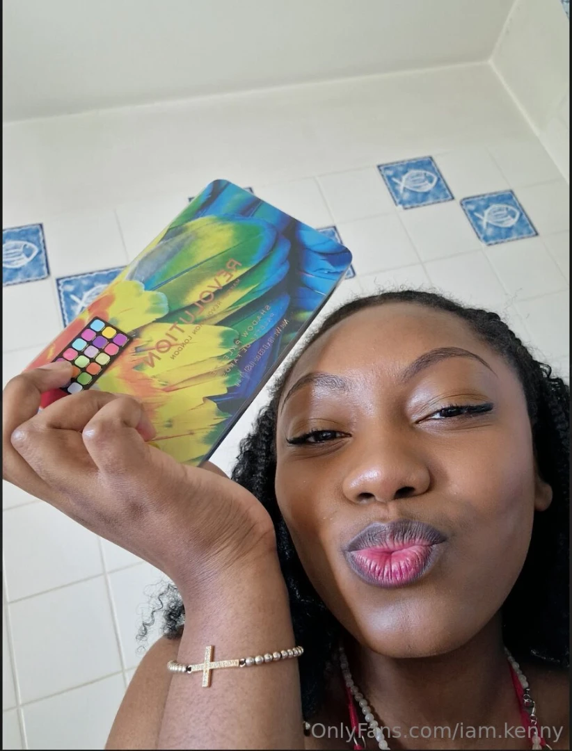 I m picking 5 people who drop their fave emoji 