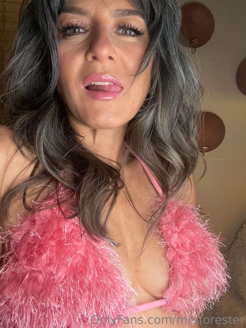 Looking for some excitement i m here and ready to chat don t be shy 