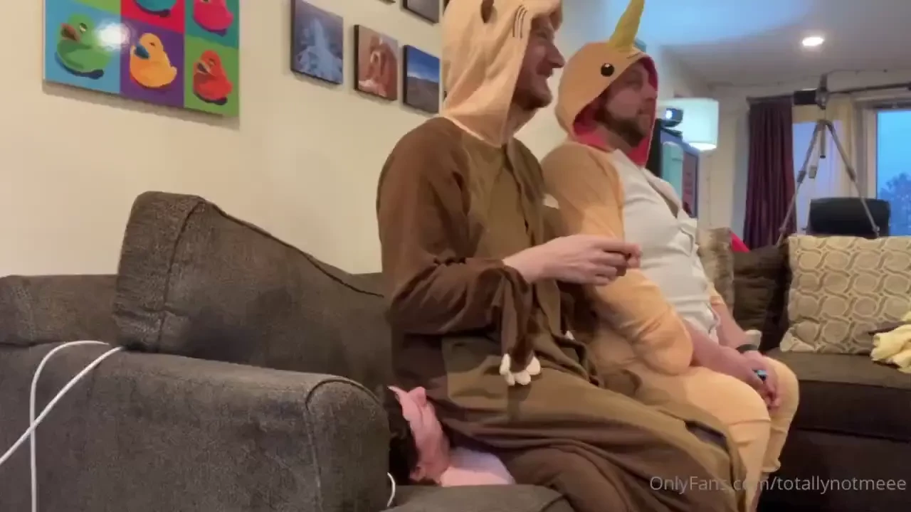 Watch facesitmeboston and bigbearne make me their gaming seat and 