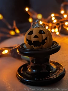 9 d a y s t o h a l l o w e e n it s a little more artsy than sexy