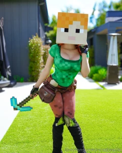 Who s gonna play minecraft with me