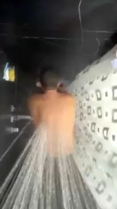 Ducha en la casa de un amigo que es una