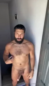 I jerk off while the plumber works in the bathroom me pajeo mientras