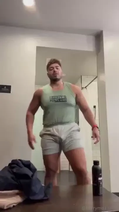 I hope everyone will look at my bulge and fat ass today 