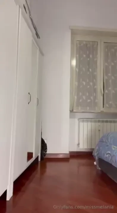 Lento strip tease per te tanto sensuale e porca adoro spogliarmi 