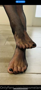 Le calze retate assieme allo smalto nero mi sanno di porco e sesso