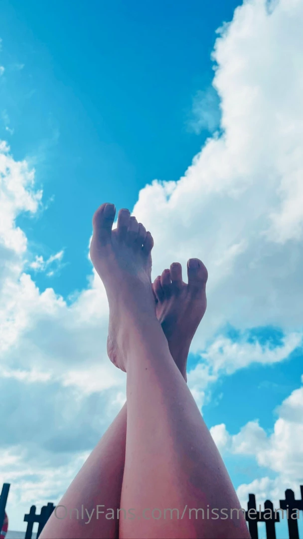 Ti piacciono i miei piedini immagina come potrebbero muoversi 