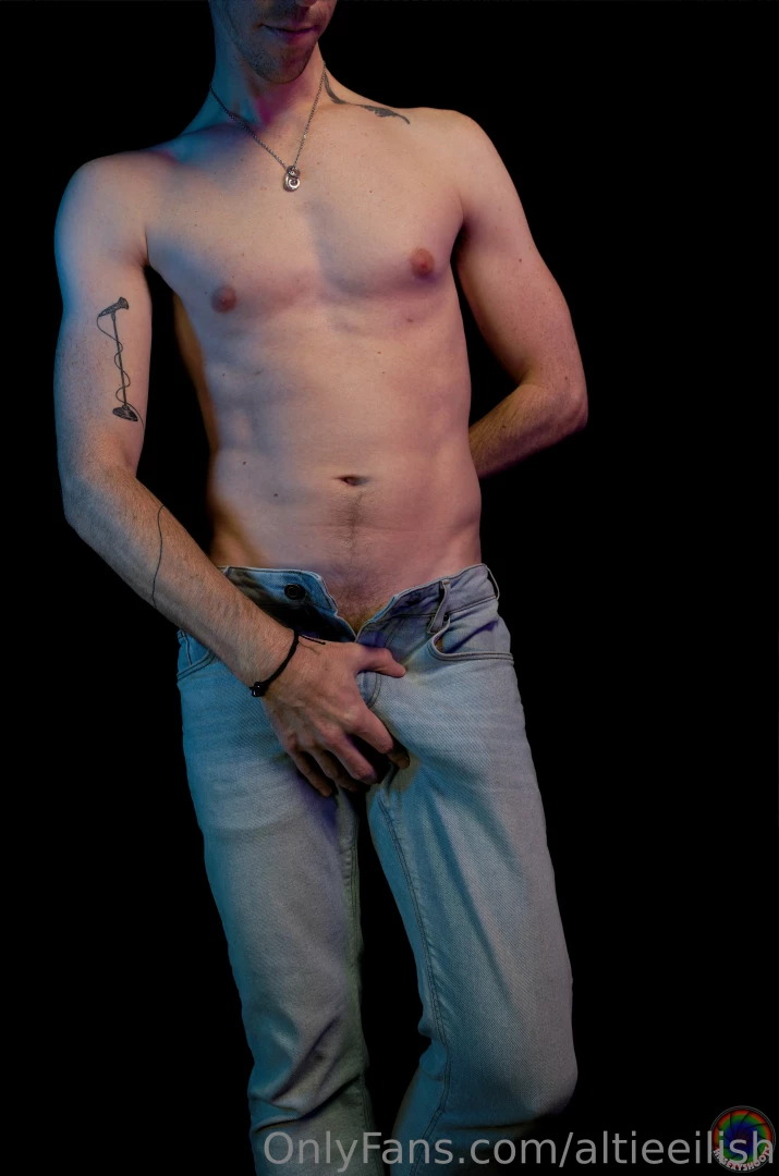 Sometimes i get hard in public spaces just hoping someone will notice 