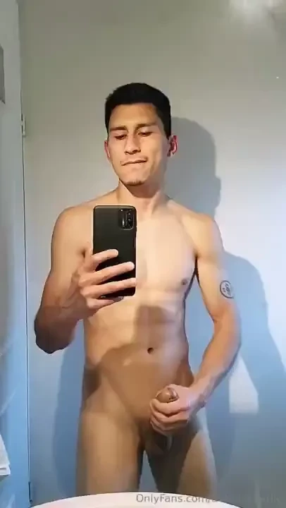 No me pude aguantar y me corr una paja en el ba o de mi amigo hetero 