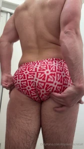 Who wants to come swimming with me like my speedos