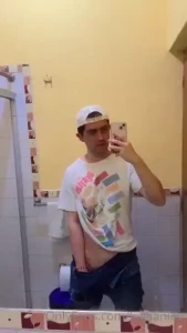 Vine a orinar pero ando tan caliente que no puedo evitar empezar a part 1