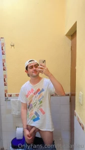 Vine a orinar pero ando tan caliente que no puedo evitar empezar a