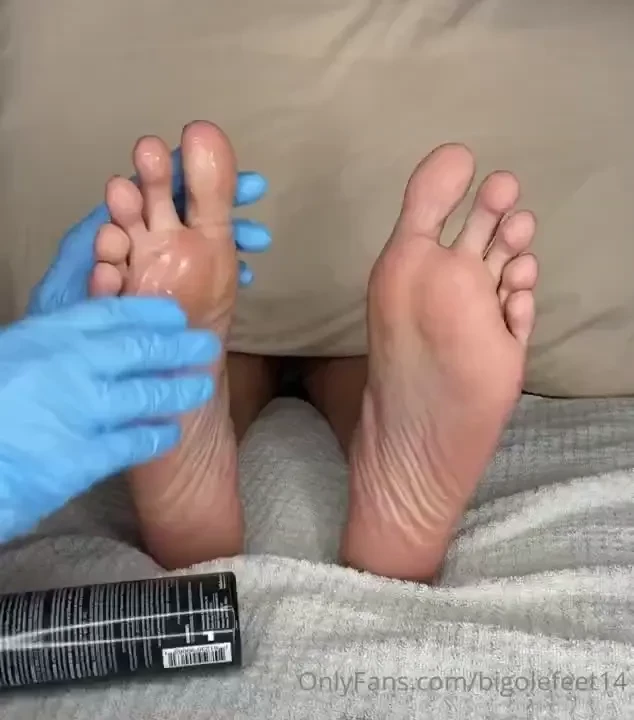 This one is for all the huge feet fetish lovers my partner massages my 