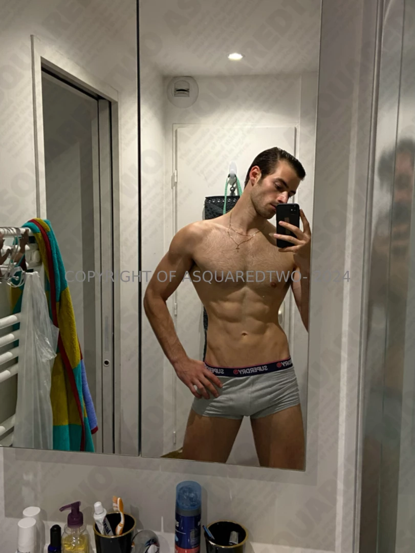 Love me a mirror selfie 