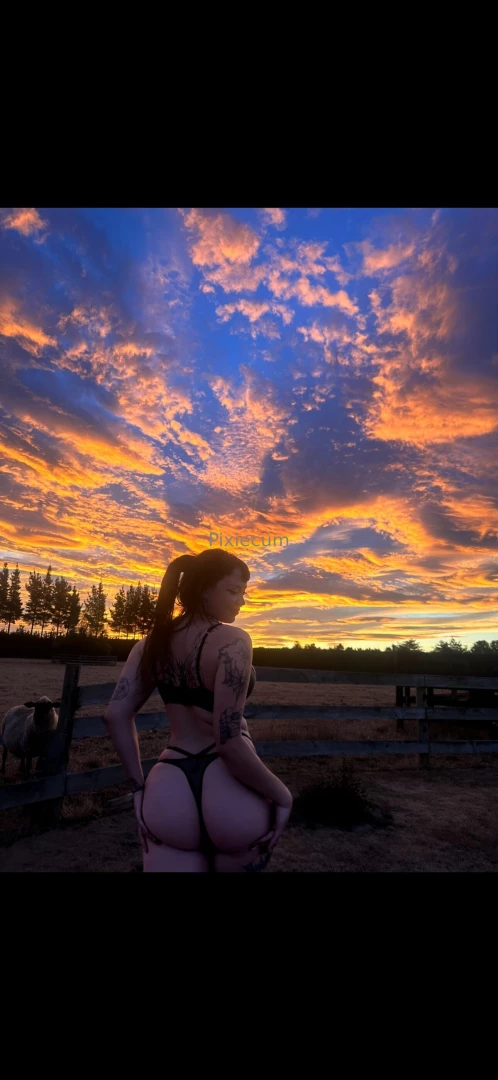 Pretty sunsets n booty 