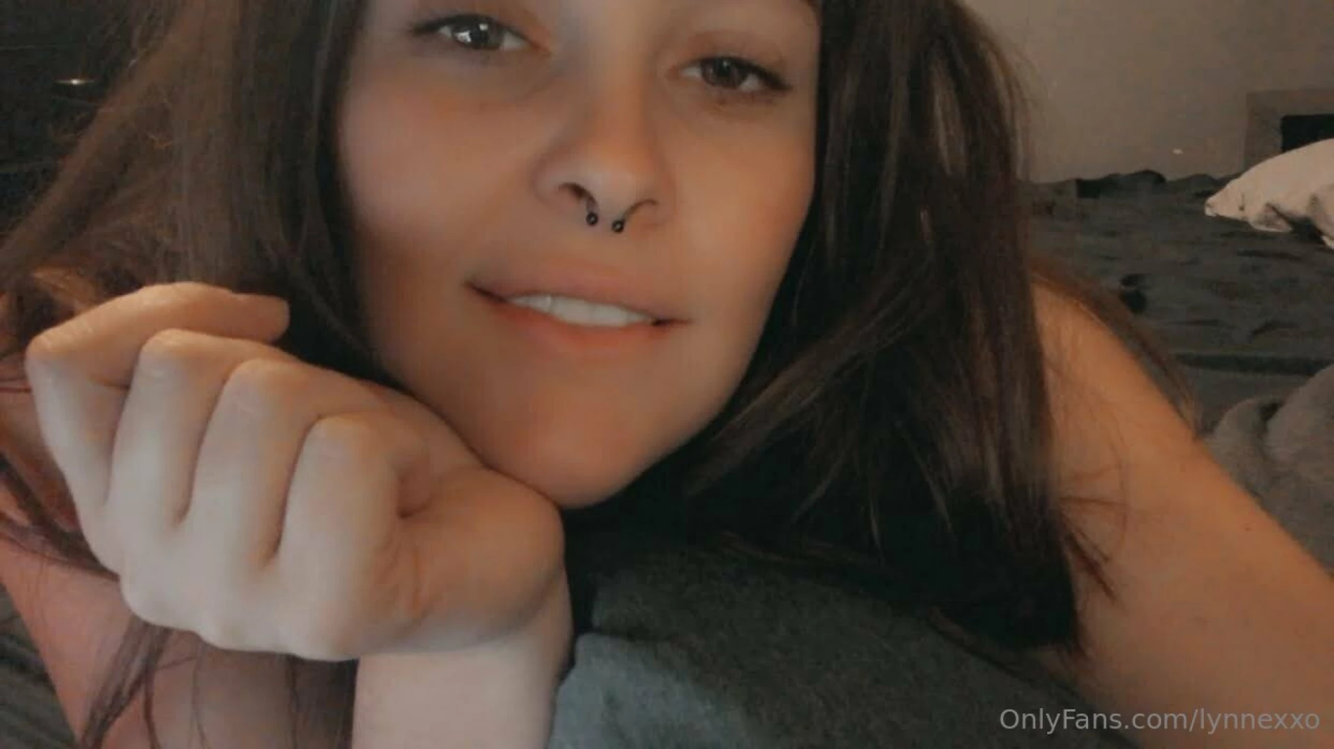 lynnexxo - Giving you sex eyes in bed part 2 