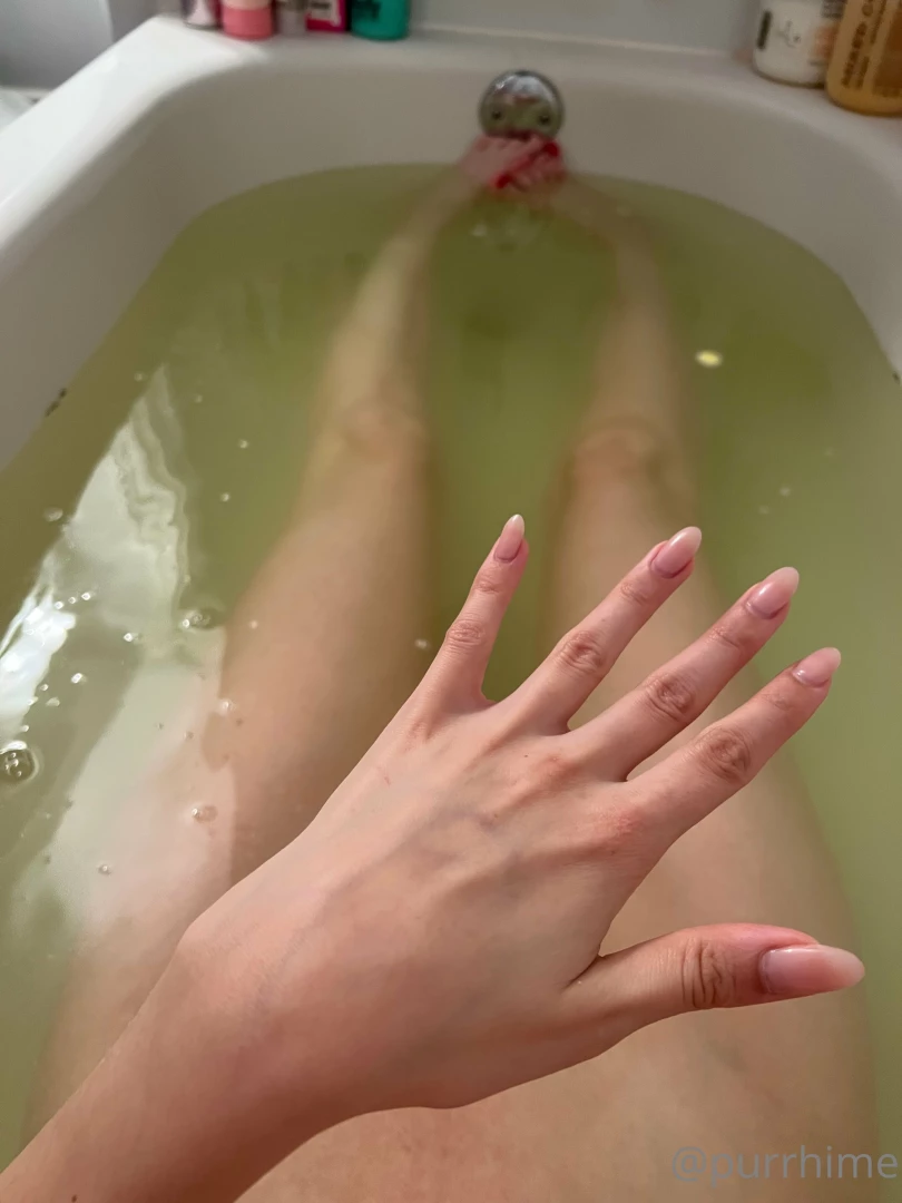 I used a bath bomb bc im havin a soak my legs hurt real bad for some part 1 