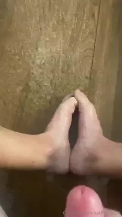 Te gusta como eyacul en mis pies quedaron llenos de semen 