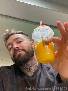 Tomando un jueguito con un poquito de sue o