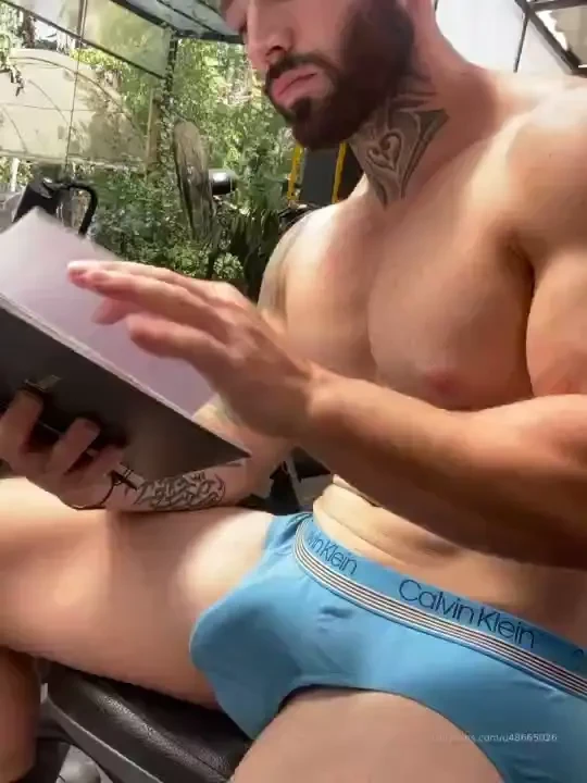 Leyendo un poquito y algo empieza a tomar vida propia reading a little 