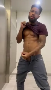 I ve been horny asf today i had to go to the bathroo to play with
