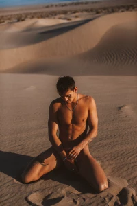 Naked in the middle of the dessert for you daddy