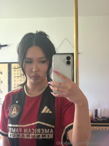 Send me kisses in my dms