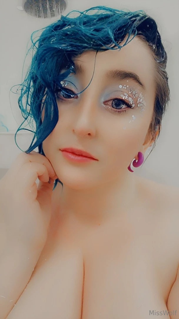 This look giving siren vibes 