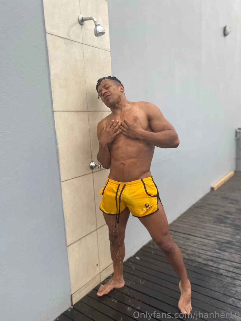 El calor est intenso y necesitaba una buena ducha part 2 