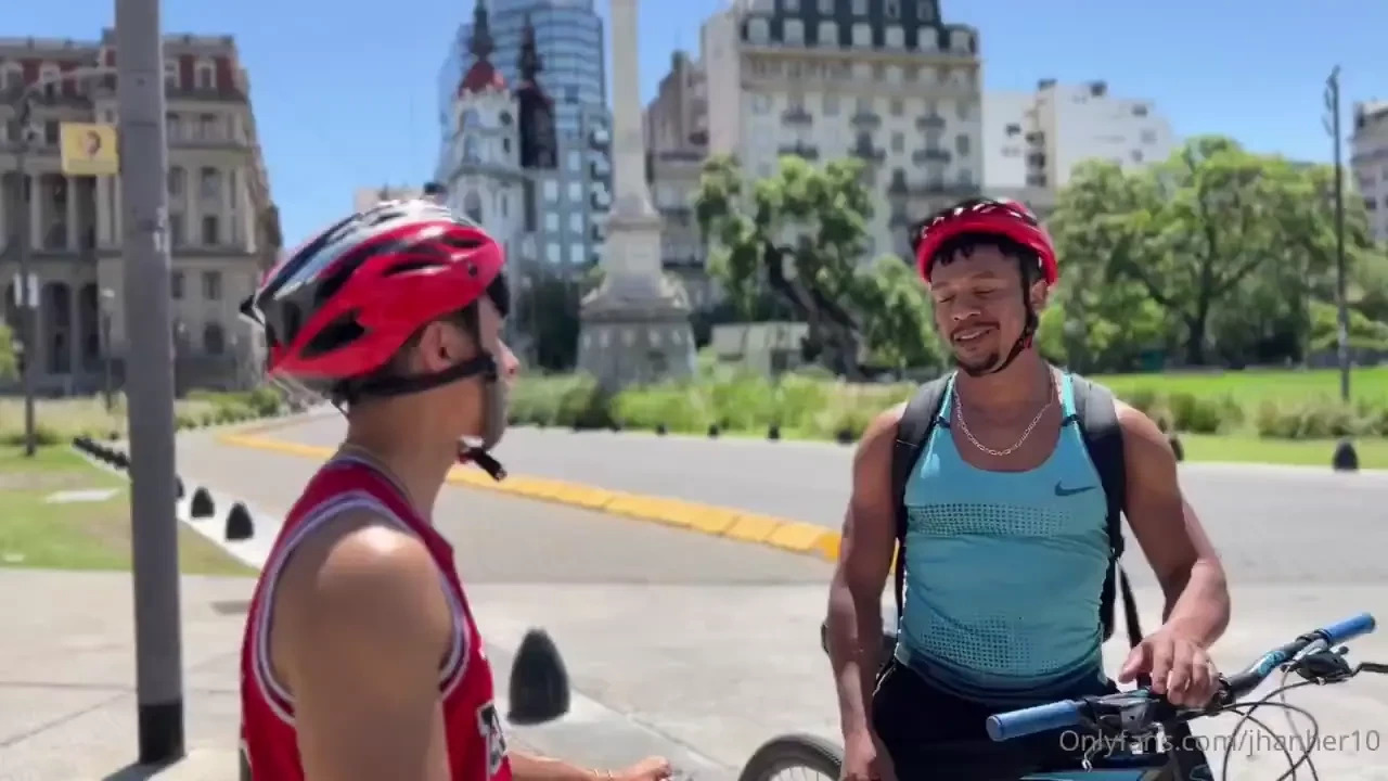 Andrew_dibraco estaba paseo por la plaza y me consegu a este bebote y 