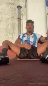 Estuve en la terraza de casa jugando con mi verga