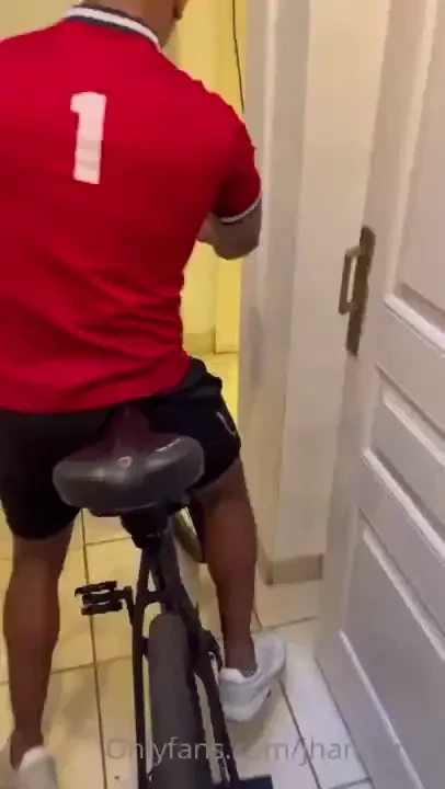 Llegue a su casa y tenia la garganta preparada para tragarme la verga 