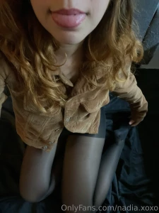 Buongiorno chi mi aiuta a togliere queste calze velate in nylon nere