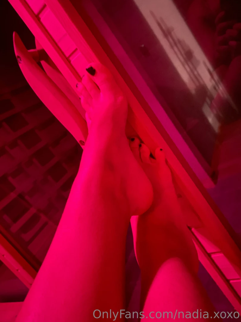 Piedini belli caldi in sauna li devi stare in basso e guardarmi come 