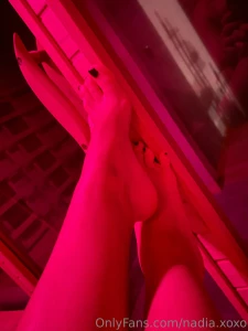 Piedini belli caldi in sauna li devi stare in basso e guardarmi come